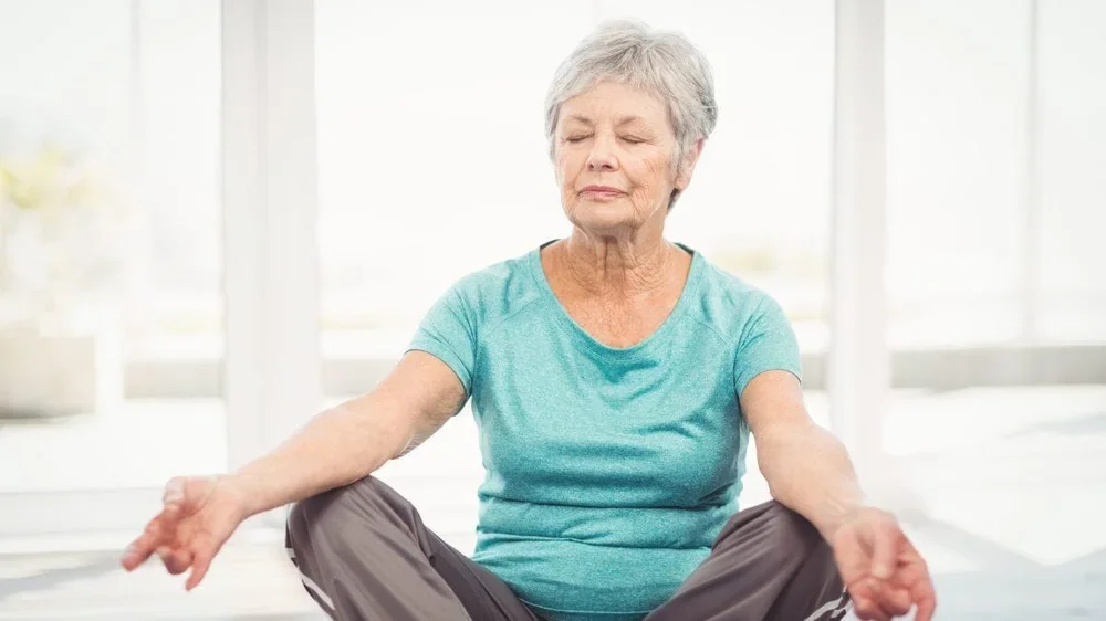 Persona mayor haciendo yoga