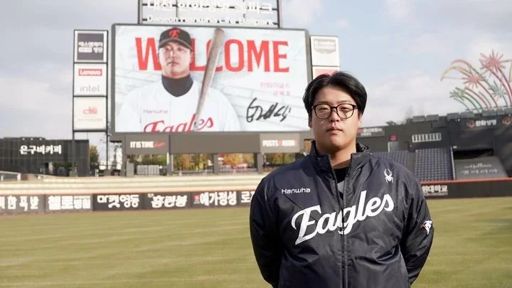 [서울=뉴시스] 강백호가 20일 대전 한화생명볼파크에서 프로야구 한화 이글스와 프리에이전트(FA) 계약을 마친 뒤 기념사진을 찍고 있다. (사진=한화 이글스 제공) 2025.11.20. *재판매 및 DB 금지
